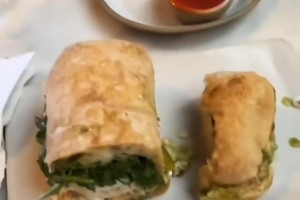 老詹陪女儿朱莉吃大餐！场面真温馨👍